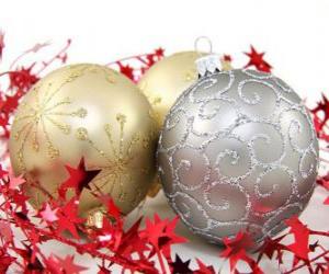 yapboz yıldızlar ve bir kurdele ile süslenmiş Noel topları